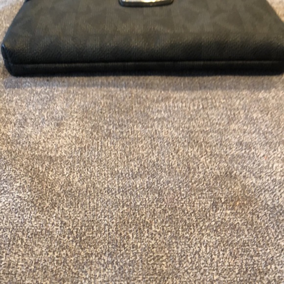 Michael Kors wristlet/mini bag. Black MK Logo - Picture 4 of 4